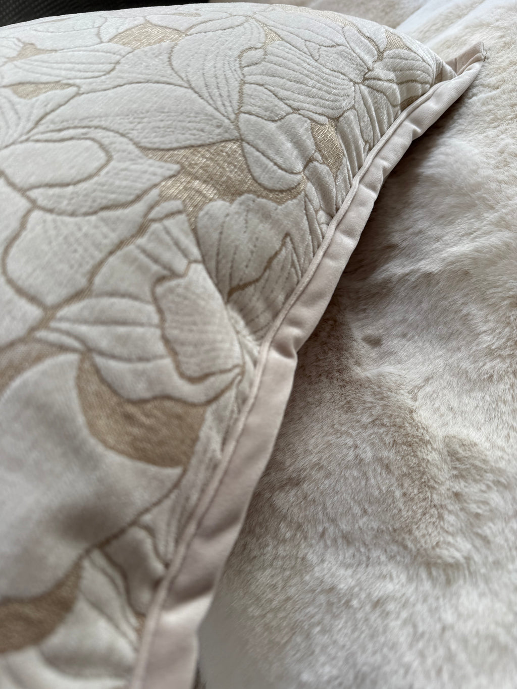 Cuscino Arredo in Ciniglia e Velluto – Made in Italy, Lavabile e "Double Face" Flower
