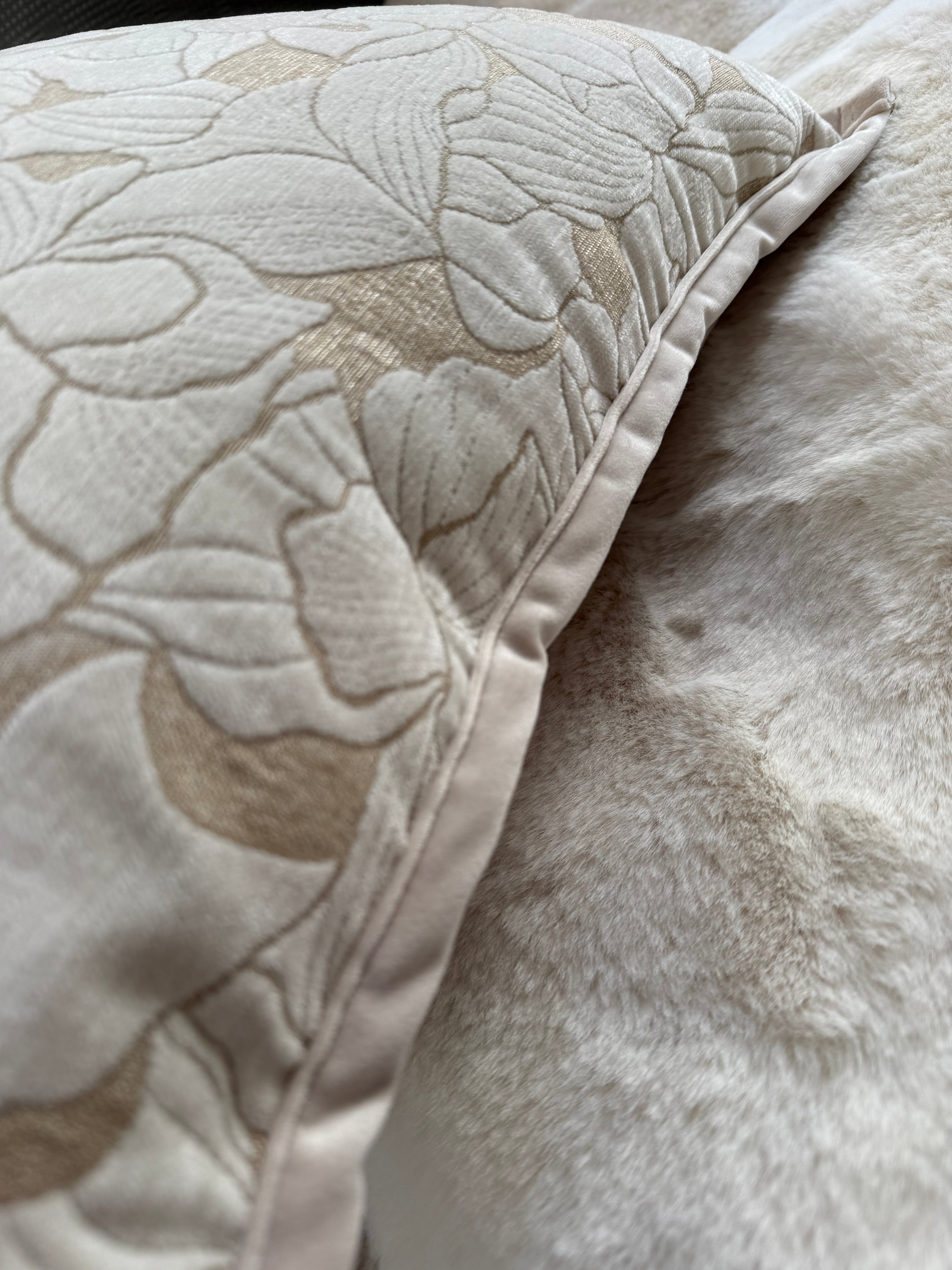 Cuscino Arredo in Ciniglia e Velluto – Made in Italy, Lavabile e "Double Face" Flower